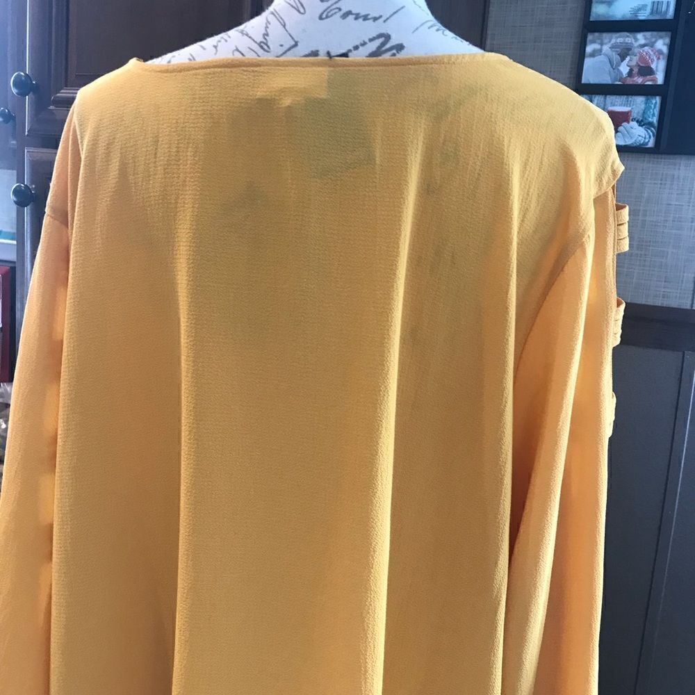 NWT Avenue size 26/28 yellow blouse with cut out sleeve - Picture 4 of 12